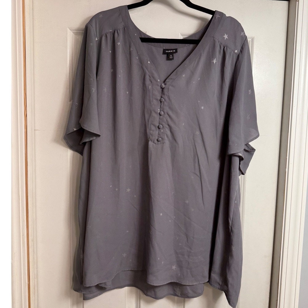 Torrid Womens Plus 5 5X Gray Silver Foil Star Henley V-Neck Blouse chiffon
